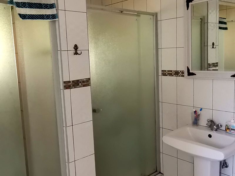 Expansive 8-Bedroom Family Home with Borehole & Development Potential - Photo 3