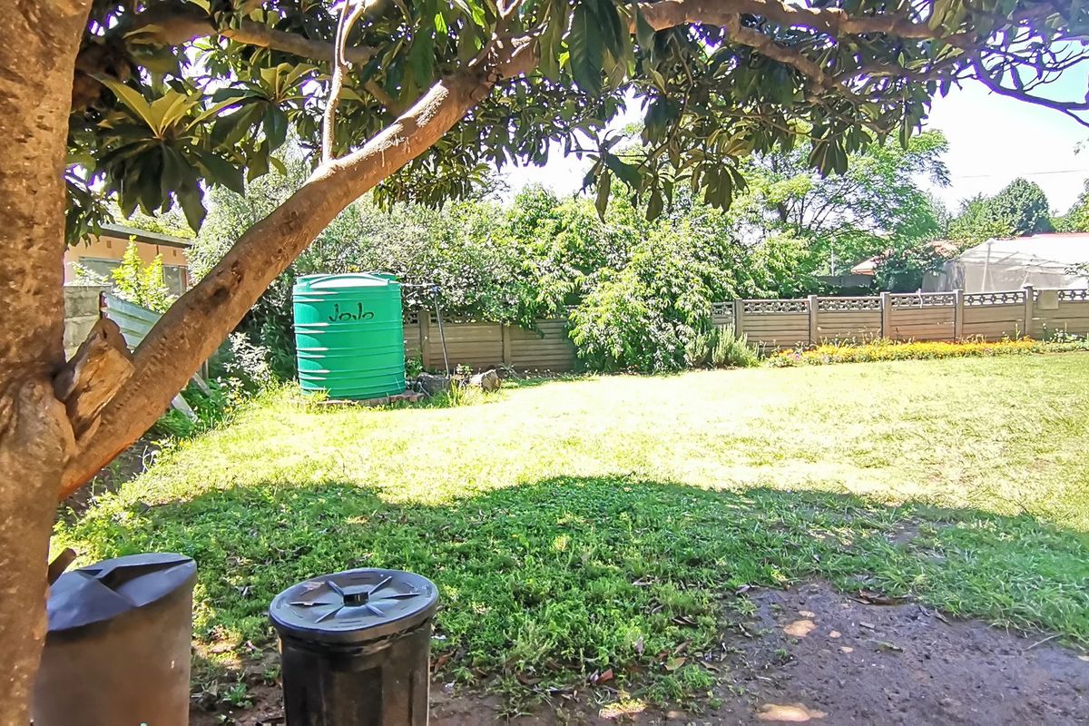 Expansive 8-Bedroom Family Home with Borehole & Development Potential - Photo 2