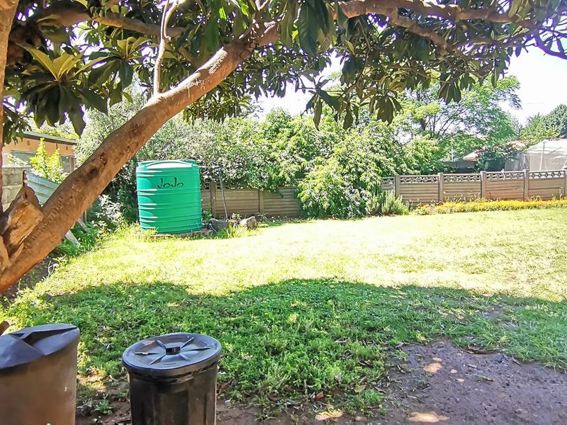 Expansive 8-Bedroom Family Home with Borehole & Development Potential - Photo 2