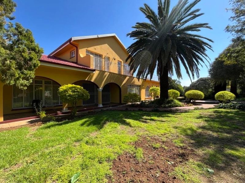 Expansive 8-Bedroom Family Home with Borehole & Development Potential - Photo 8