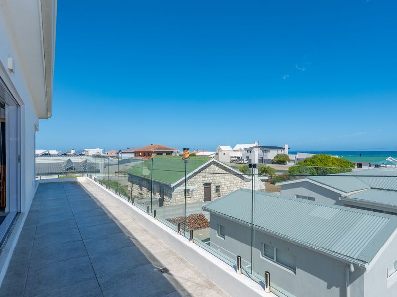 Coastal Character Meets Modern Living in L’Agulhas - Photo 9