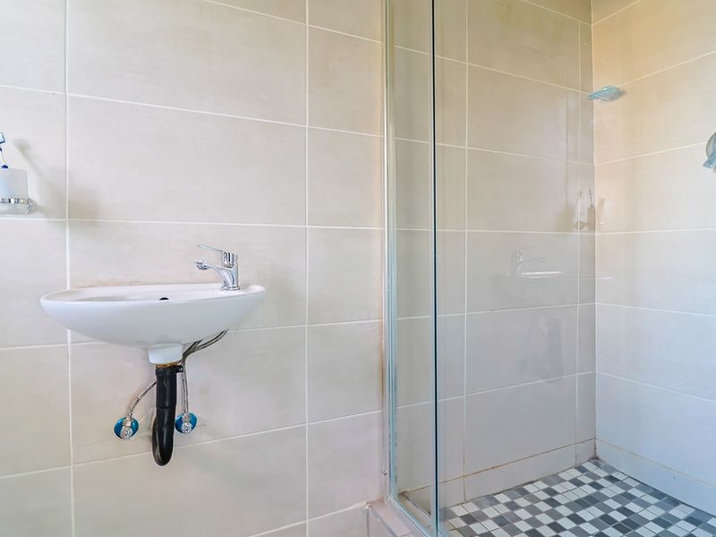 Garden Cottage Rental Monthly In Walkerville - Photo 3