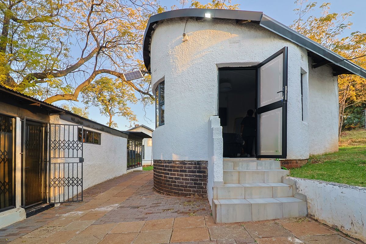 Garden Cottage Rental Monthly In Walkerville - Photo 2