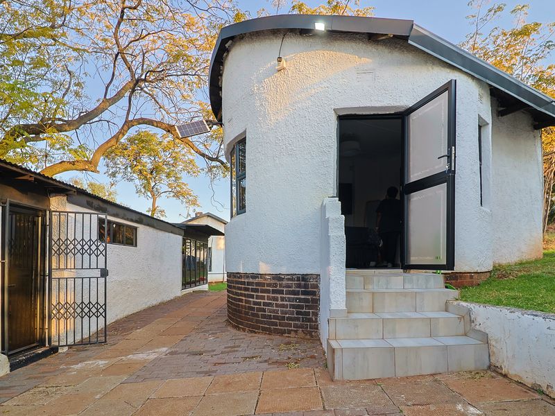 Garden Cottage Rental Monthly In Walkerville - Photo 2