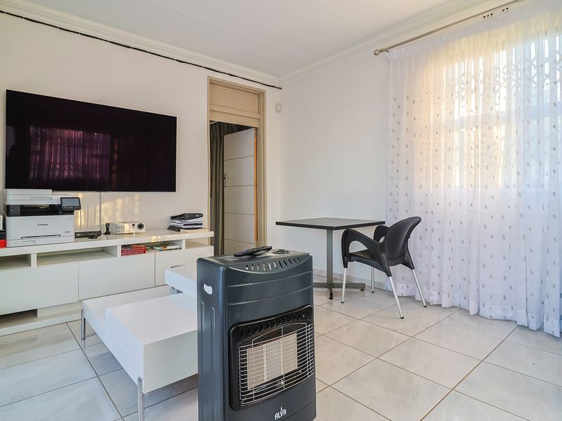 Garden Cottage Rental Monthly In Walkerville - Photo 10