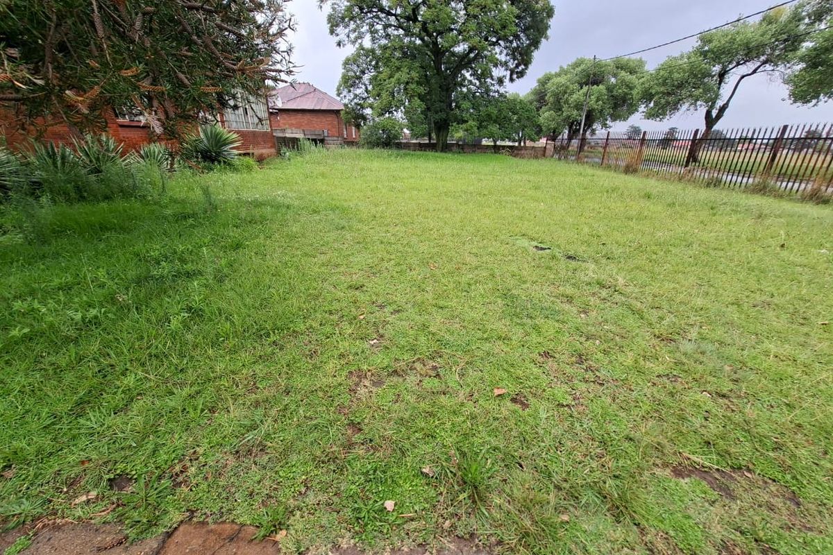 4 BEDROOM FAMILY HOME ON A MASSIVE 1720sqm STAND WITH COTTAGE - Photo 3