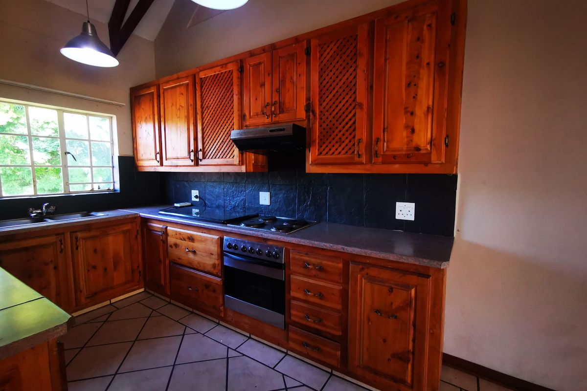 3 bedroom townhouse for sale, in Louis Trichardt. - Photo 2