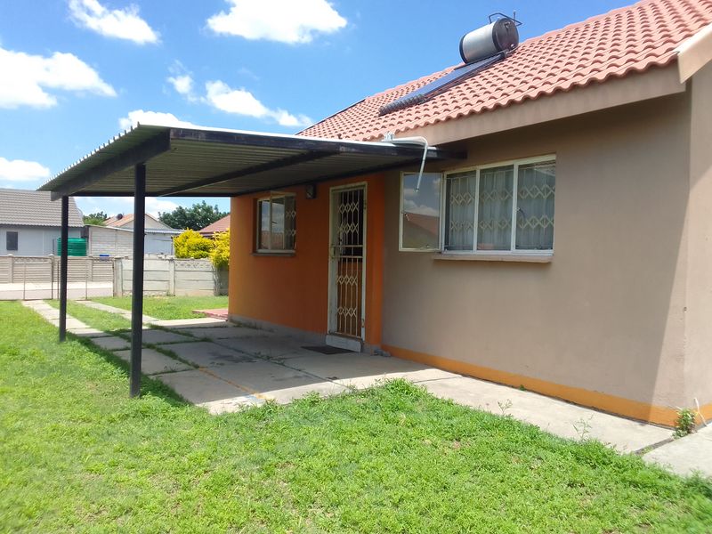 Simply Home – Ideally Located and Ready to Welcome a New Family - Photo 2