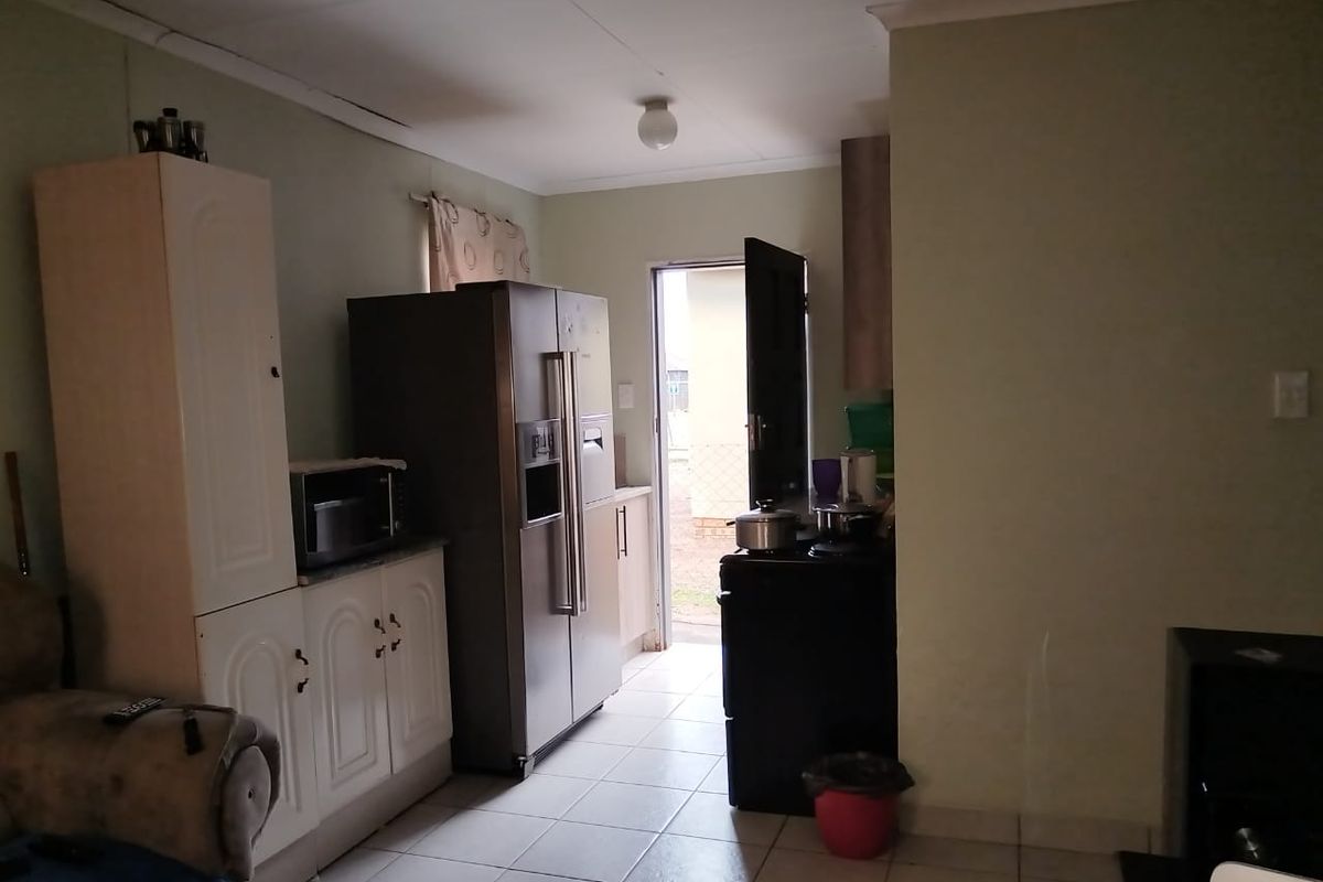 Charming Family Retreat in Savanna City - Photo 3