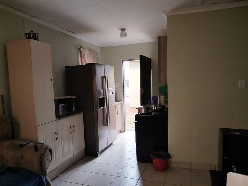 Charming Family Retreat in Savanna City - Photo 3