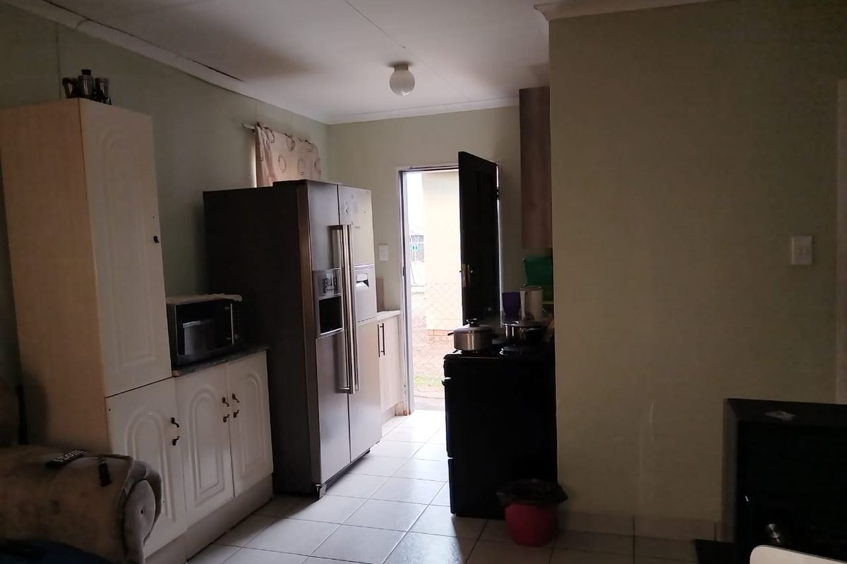 Charming Family Retreat in Savanna City - Photo 4