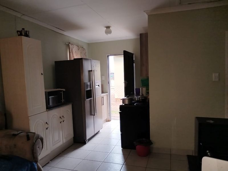 Charming Family Retreat in Savanna City - Photo 4