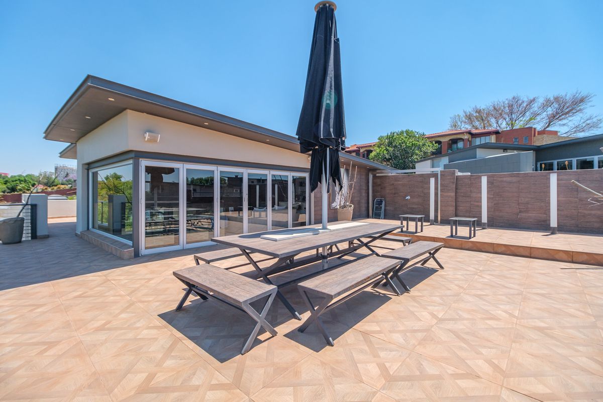 Modern Double-Storey Penthouse with Private Rooftop and Panoramic Sandton Views - Photo 2