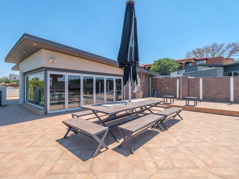 Modern Double-Storey Penthouse with Private Rooftop and Panoramic Sandton Views - Photo 2