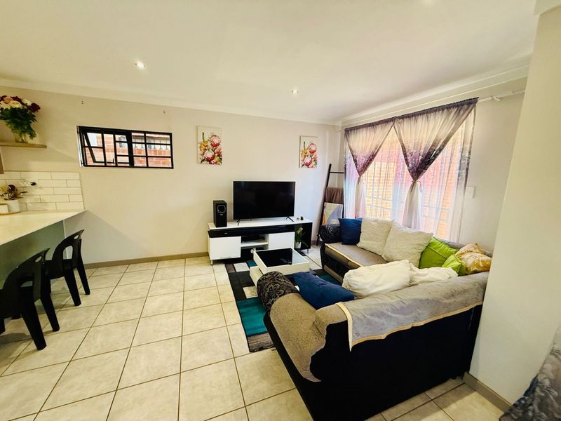 Modern 3-Bedroom Family Home for Sale in Karenpark, Akasia - Photo 6