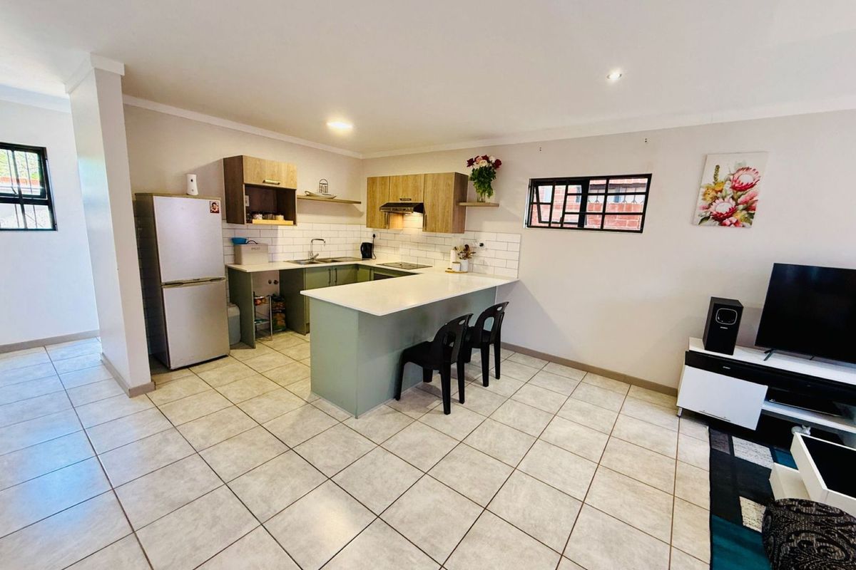 Modern 3-Bedroom Family Home for Sale in Karenpark, Akasia - Photo 4