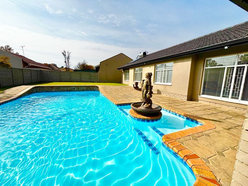 Spacious 4 Bedroom Family Home with Entertainment Area and Pool - Photo 1