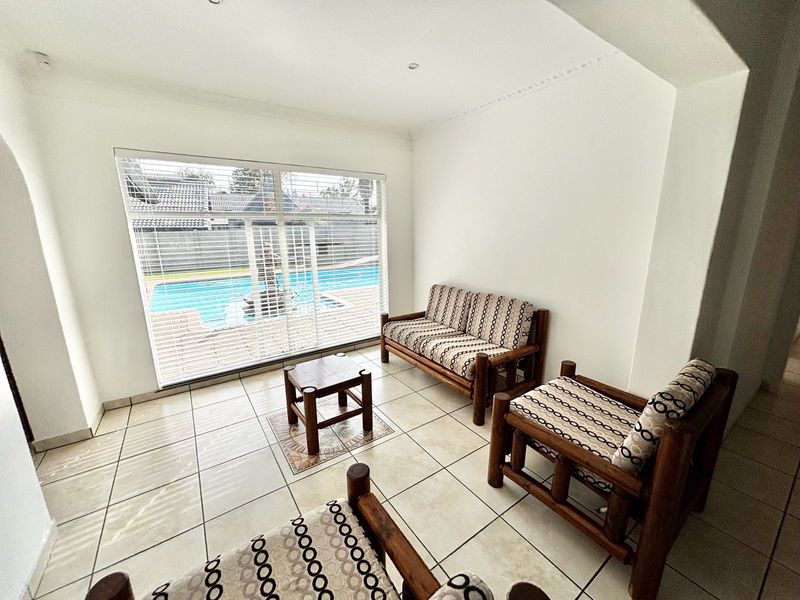 Spacious 4 Bedroom Family Home with Entertainment Area and Pool - Photo 3