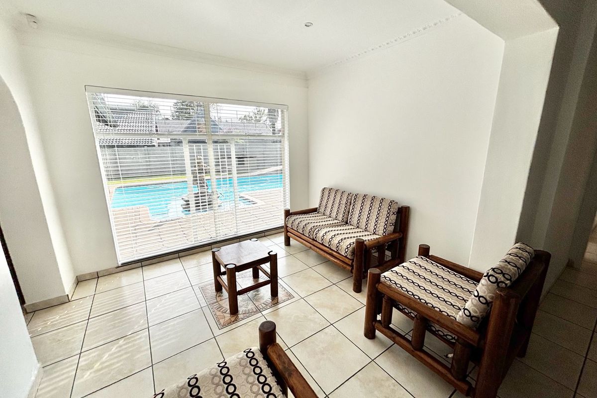Spacious 4 Bedroom Family Home with Entertainment Area and Pool - Photo 3