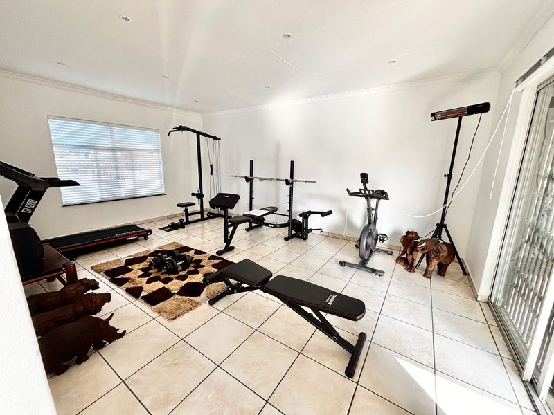 Spacious 4 Bedroom Family Home with Entertainment Area and Pool - Photo 4