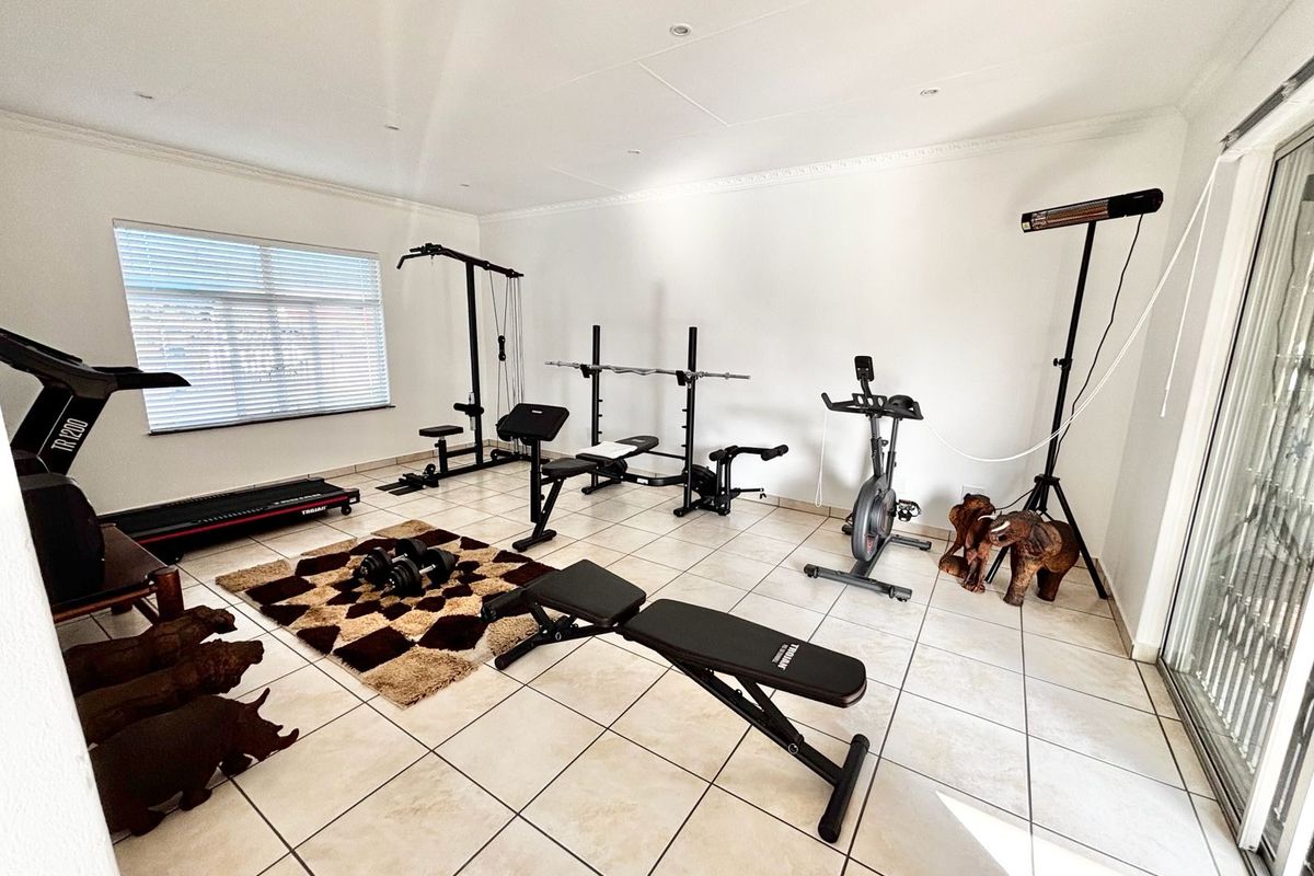 Spacious 4 Bedroom Family Home with Entertainment Area and Pool - Photo 4