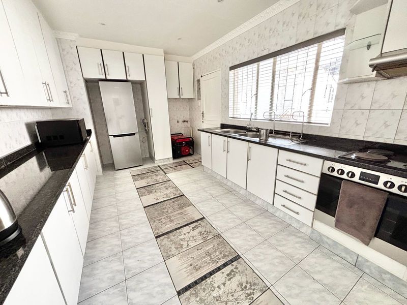 Spacious 4 Bedroom Family Home with Entertainment Area and Pool - Photo 10