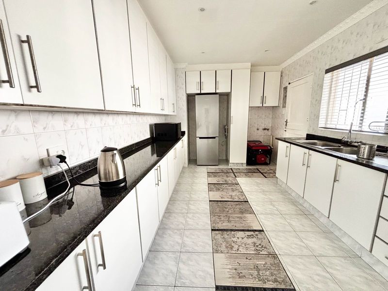 Spacious 4 Bedroom Family Home with Entertainment Area and Pool - Photo 9