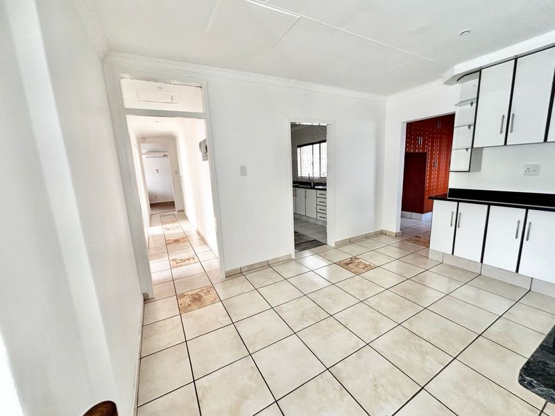 Spacious 4 Bedroom Family Home with Entertainment Area and Pool - Photo 8