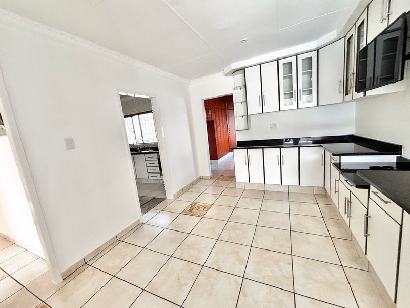 Spacious 4 Bedroom Family Home with Entertainment Area and Pool - Photo 7