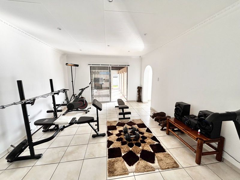 Spacious 4 Bedroom Family Home with Entertainment Area and Pool - Photo 6