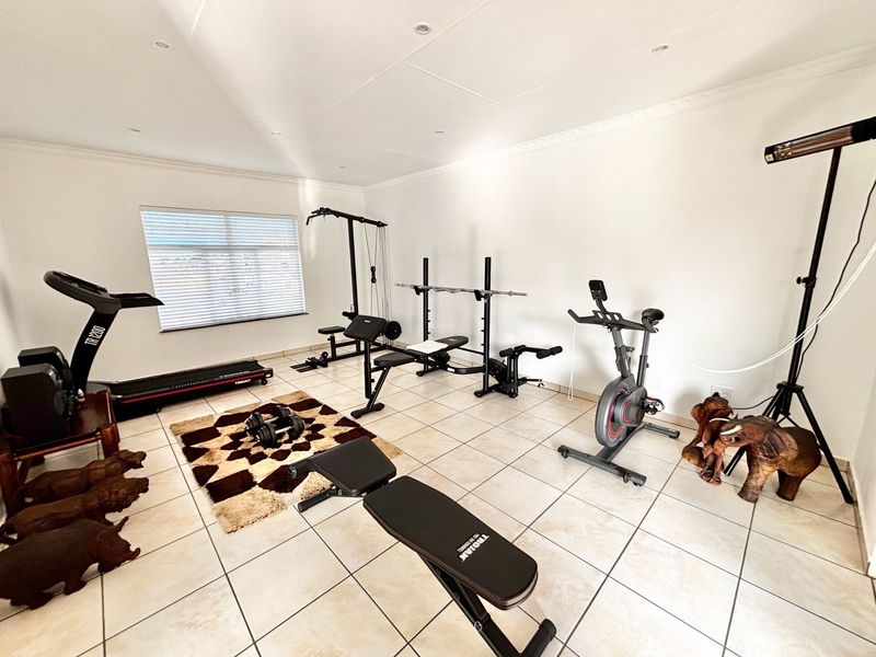 Spacious 4 Bedroom Family Home with Entertainment Area and Pool - Photo 5