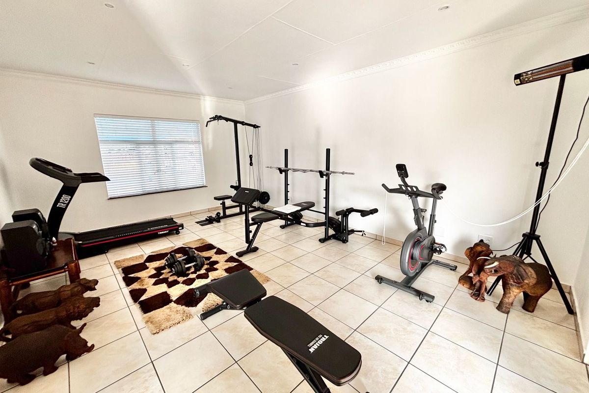 Spacious 4 Bedroom Family Home with Entertainment Area and Pool - Photo 5