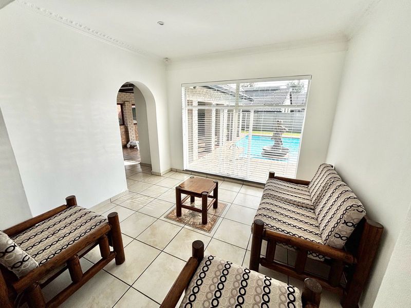 Spacious 4 Bedroom Family Home with Entertainment Area and Pool - Photo 2