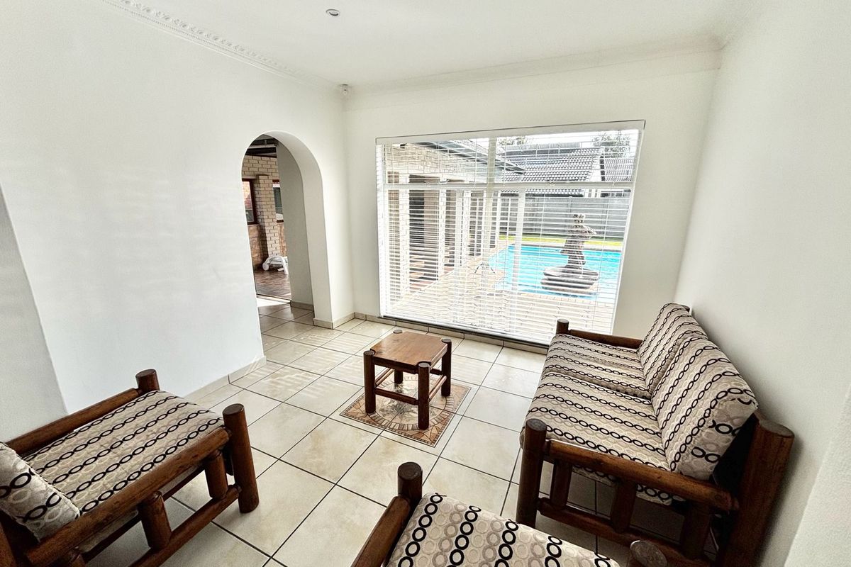 Spacious 4 Bedroom Family Home with Entertainment Area and Pool - Photo 2