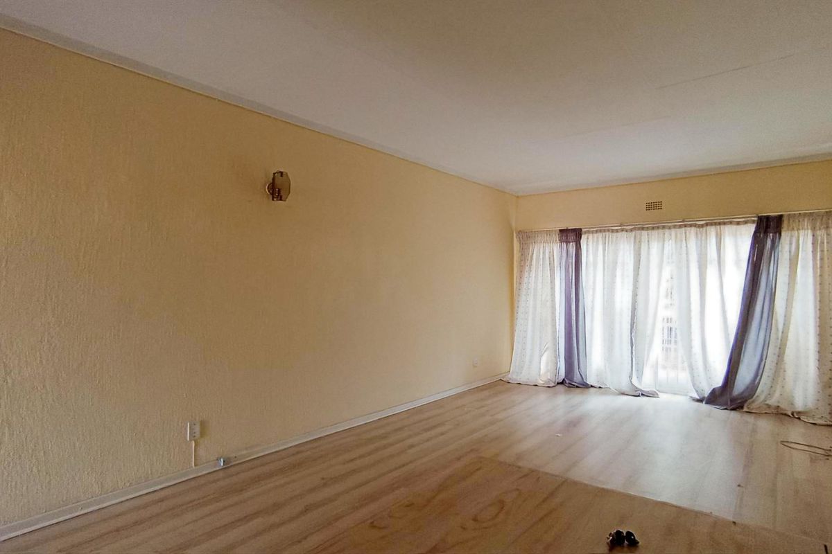 Beautifully  finished duplex home, Best Value, - Photo 2