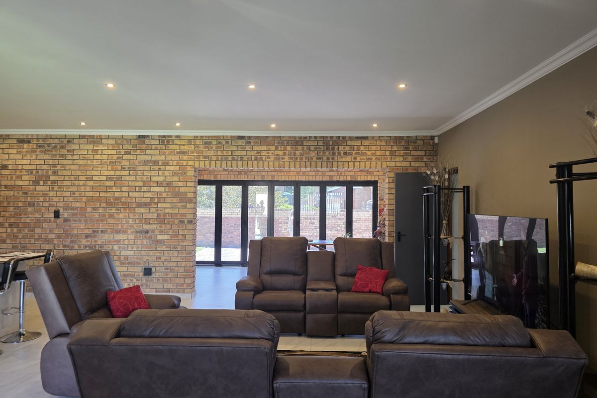 Style, Comfort and Contemporary Living in Wavecrest, Jeffreys Bay - Photo 2