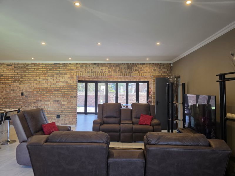 Style, Comfort and Contemporary Living in Wavecrest, Jeffreys Bay - Photo 2