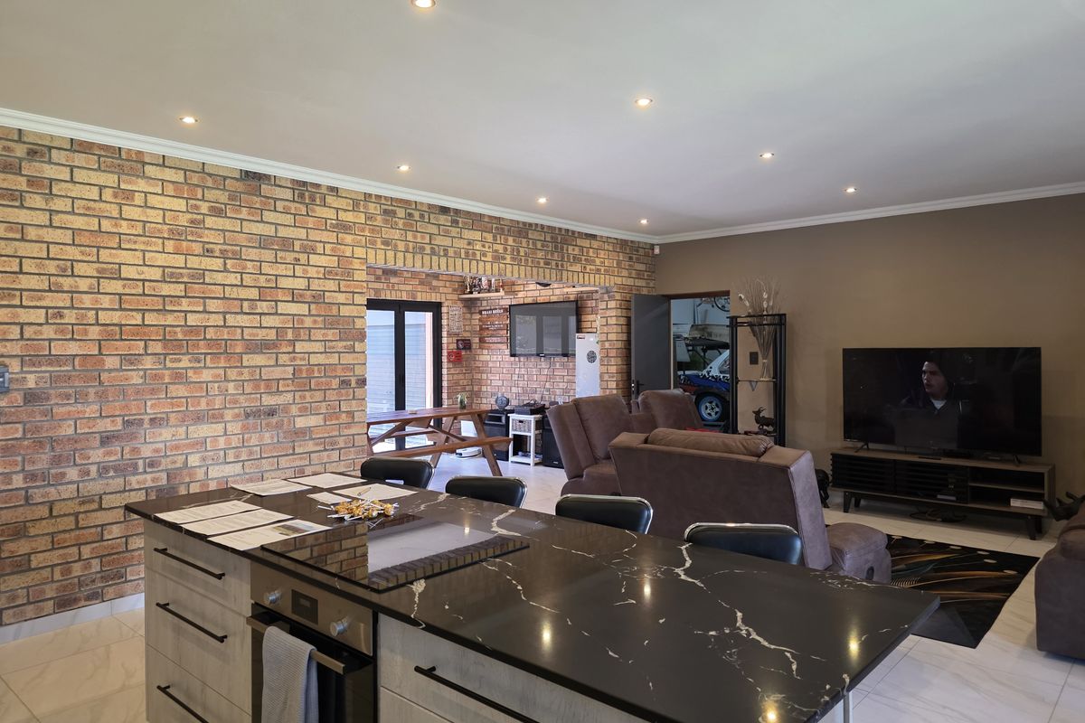 Style, Comfort and Contemporary Living in Wavecrest, Jeffreys Bay - Photo 4