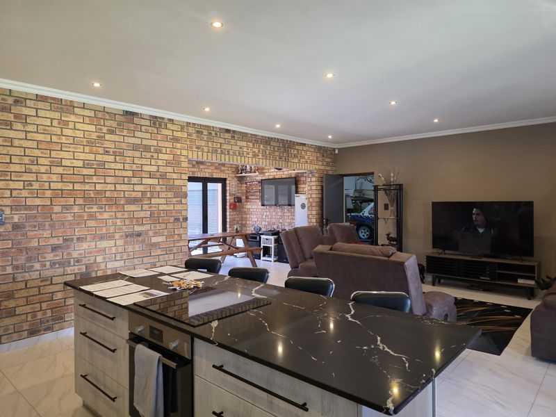 Style, Comfort and Contemporary Living in Wavecrest, Jeffreys Bay - Photo 4