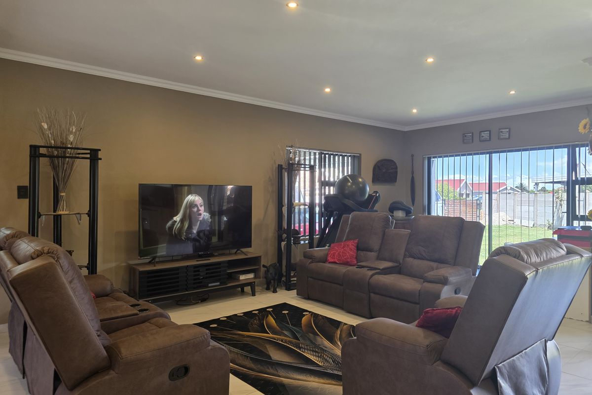 Style, Comfort and Contemporary Living in Wavecrest, Jeffreys Bay - Photo 5