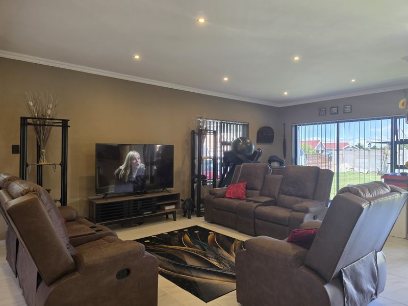 Style, Comfort and Contemporary Living in Wavecrest, Jeffreys Bay - Photo 5
