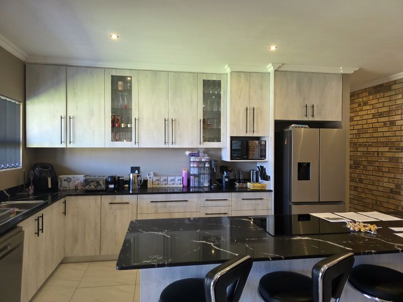 Style, Comfort and Contemporary Living in Wavecrest, Jeffreys Bay - Photo 9