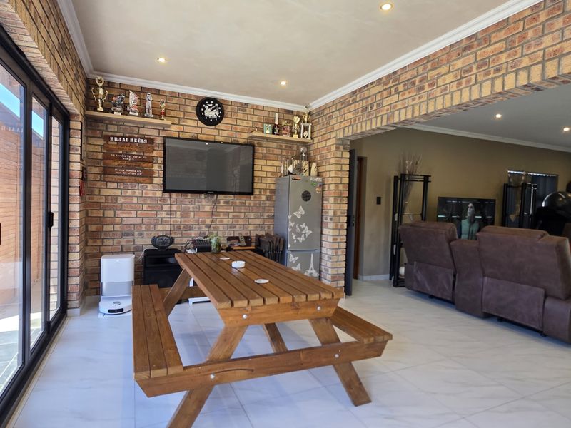 Style, Comfort and Contemporary Living in Wavecrest, Jeffreys Bay - Photo 8