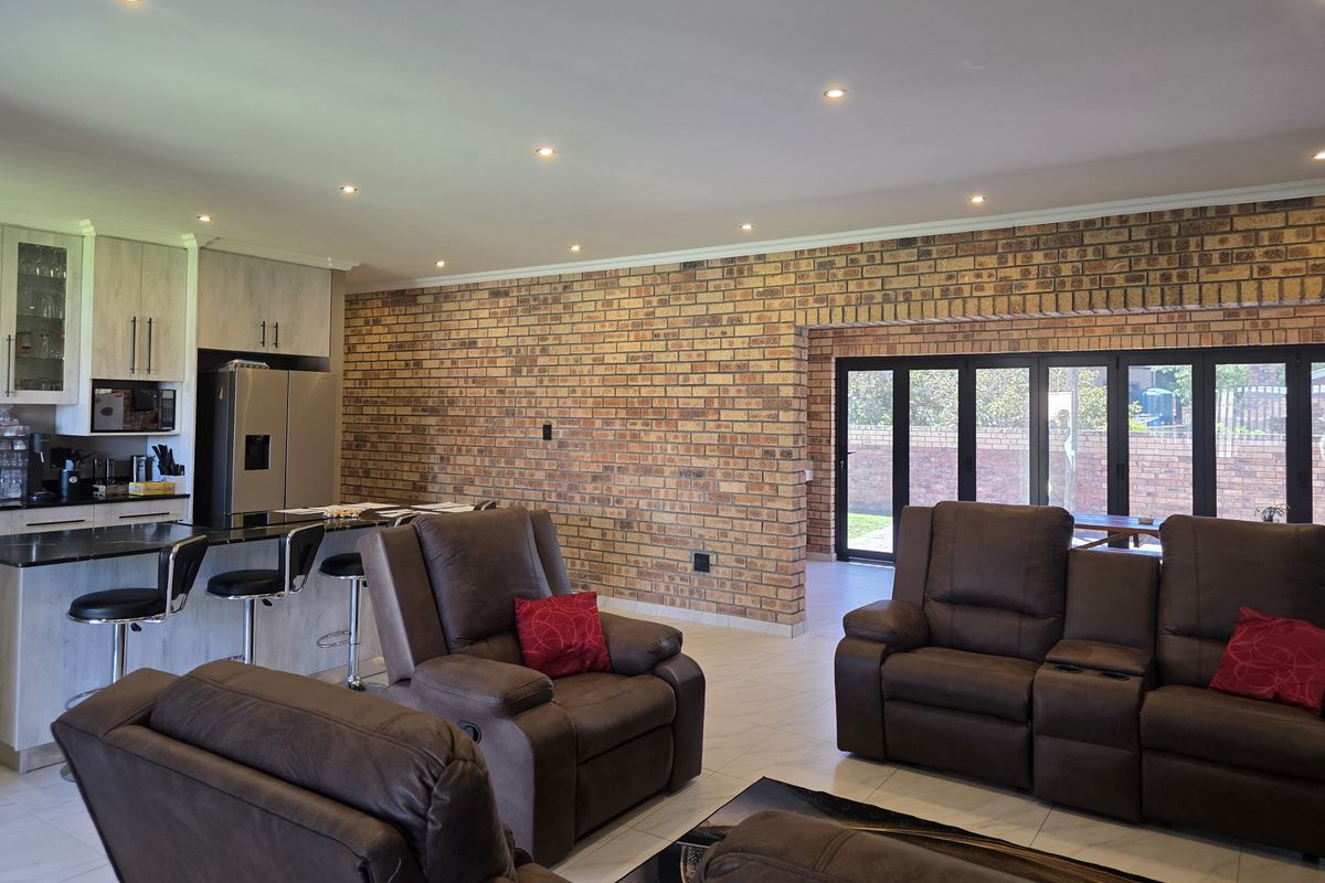 Style, Comfort and Contemporary Living in Wavecrest, Jeffreys Bay - Photo 3