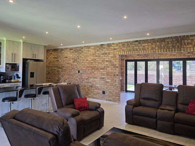 Style, Comfort and Contemporary Living in Wavecrest, Jeffreys Bay - Photo 3