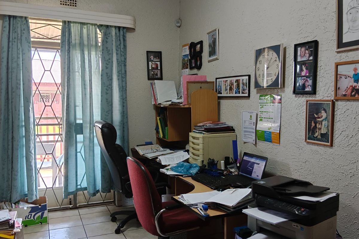 Move-In Ready 3 Bedroom home with ample yard Space & double garage - Photo 5