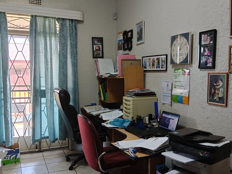 Move-In Ready 3 Bedroom home with ample yard Space & double garage - Photo 5