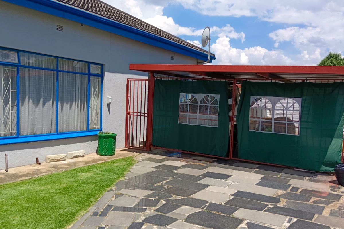 Move-In Ready 3 Bedroom home with ample yard Space & double garage - Photo 3