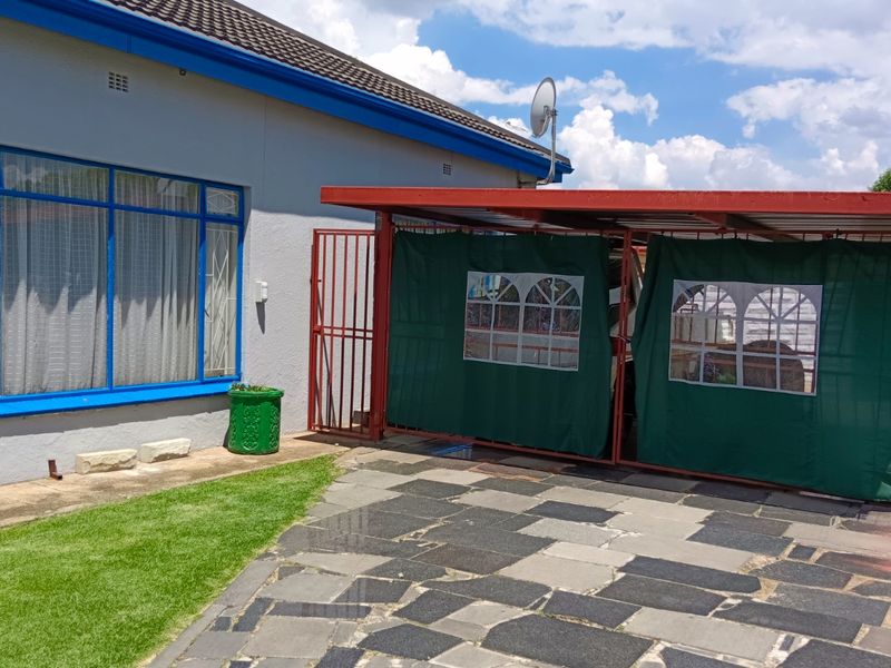 Move-In Ready 3 Bedroom home with ample yard Space & double garage - Photo 3