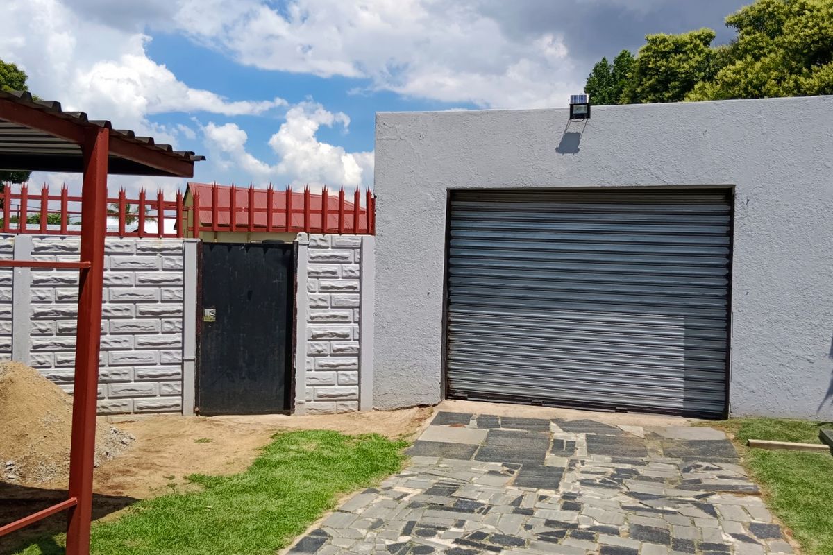 Move-In Ready 3 Bedroom home with ample yard Space & double garage - Photo 4